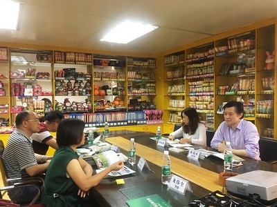 廣西藤縣招商局一行及龍偉全導演來訪金旺食品總部,董事長陳瑞武贈書留念