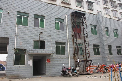 漢中一食品廠為卸貨“圖方便”，居民樓外墻驚現(xiàn)私裝電梯引爭(zhēng)議